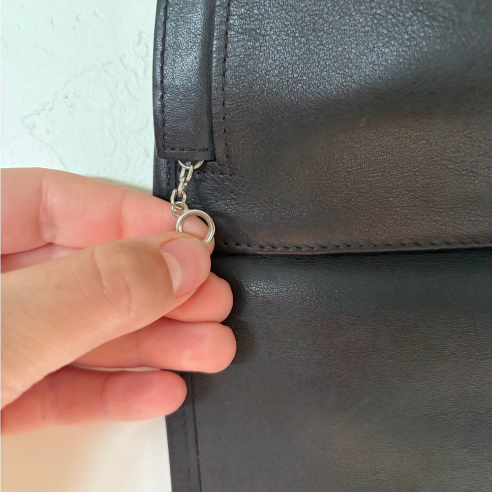 Vintage Coach Utility Hippie Bag 9404 in Black
Front flap silver hardwear - Picture 6 of 11